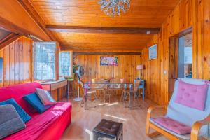 sala de estar con sofá rojo y mesa en Charme De L'ancien Et Du Moderne, en Mios