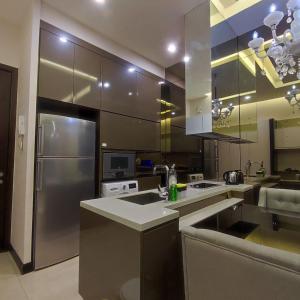 uma cozinha com um lavatório e um frigorífico em Dorsett Residence walk to Pavilion 1min with Bathtub and infinity pool em Kuala Lumpur