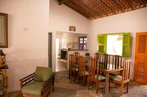 uma cozinha e sala de jantar com mesa e cadeiras em Pousada dunas em Luís Correia