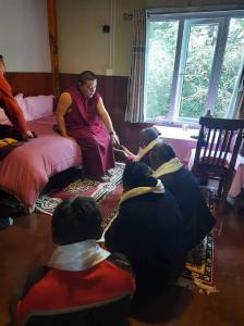 eine Gruppe von Personen, die in einem Zimmer auf dem Boden sitzen in der Unterkunft Trekker's Lodge in Thyāngboche
