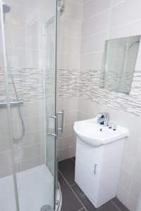 uma casa de banho com um lavatório e um chuveiro em One Bedroom Apartment at Islington em Londres