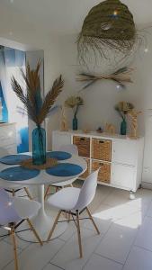 uma sala de jantar com mesa e cadeiras em gîte de charèze em Seigy