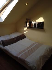 ein Schlafzimmer mit einem Bett mit Fenster und einigen ausgestopften Tieren in der Unterkunft Apartament Mazurska 24a in Kętrzyn
