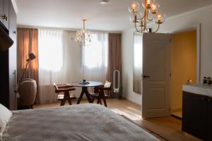 een slaapkamer met een bed en een tafel en stoelen bij B&B Midtown Amsterdam suites in Amsterdam