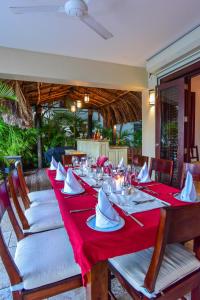 En restaurant eller et spisested på Afimi Beach House Montego Bay 4BR Beachfront Villa