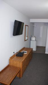 TV at/o entertainment center sa Robyn's Motel