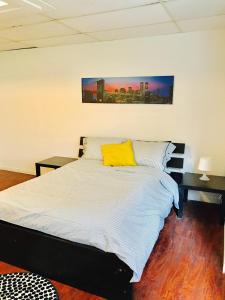 Katil atau katil-katil dalam bilik di Stylish Montreal Apartment: Comfortable Stay in the Golden Square Mile