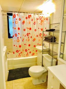 ห้องน้ำของ Stylish Montreal Apartment: Comfortable Stay in the Golden Square Mile