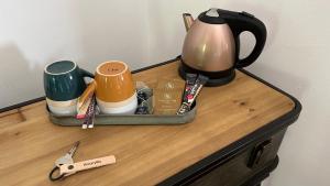 bandeja con tazas y tetera sobre una mesa en Chambre Amaryllis au Domaine de l'Aven, en Villeneuve-Minervois 6 fotos más