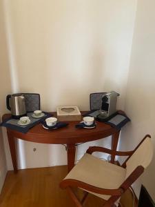 - une table en bois avec une cafetière et un téléphone dans l'établissement CHAMBRE DANS LA TOUR, à Bergame