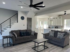uma sala de estar com dois sofás e uma cozinha em Luxury Ranch Retreat With Swimming Pool em Anna