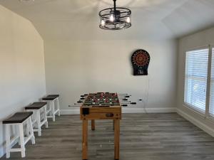 uma sala com um jogo de xadrez sobre uma mesa em Luxury Ranch Retreat With Swimming Pool em Anna