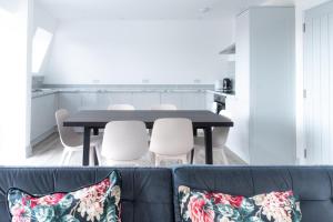 sala de estar con sofá, mesa y sillas en Newly Refurbished 2 bed with Fantastic View en Londres