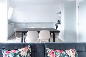 a living room with a couch and a table and chairs at Newly Refurbished 2 bed with Fantastic View in London