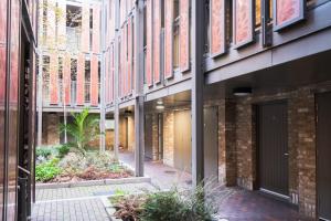 un patio interior de un edificio con plantas en The City Song in Rotherite en Londres