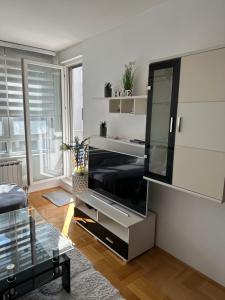 un soggiorno con una grande TV su una parete di Pia Apartment -SelfCheckIn-free parking a Zagabria