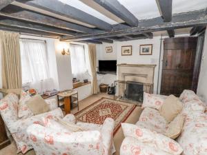 a living room with two couches and a fireplace at Newbury Cottage in Bourton on the Water