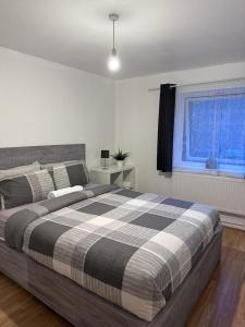 Un dormitorio con una cama grande y una ventana en Haven 1 en Thamesmead