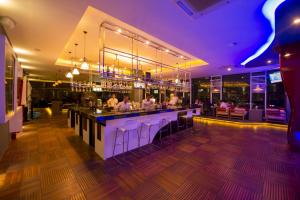 un bar con iluminación púrpura en un restaurante en Hotel Parami en Yangón