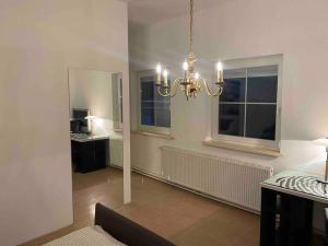sala de estar con espejo y lámpara de araña en Seenahes Haus mit Hot Tub en Krumpendorf am Wörthersee