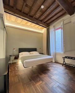 um quarto com uma cama grande e piso em madeira em Coco21 em Módena