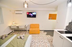 een kamer met een bed, een tafel en een keuken bij Old Town Studio Sarajevo in Sarajevo