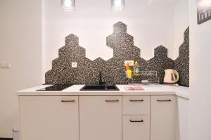 een keuken met een zwart-witte muur bij Old Town Studio Sarajevo in Sarajevo