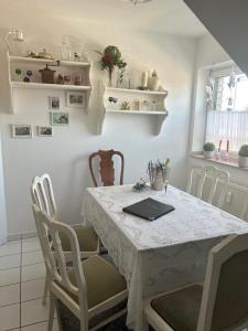 Un comedor con una mesa con una computadora portátil encima. en Vintage Traum, en Hückelhoven