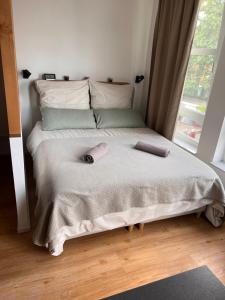 ein Bett mit zwei Handtüchern darauf in einem Schlafzimmer in der Unterkunft Ruhiges Designer Apartment in Zentrum & Rheinnähe in Bonn