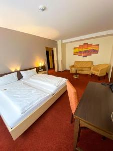 Ein Bett oder Betten in einem Zimmer der Unterkunft Phönix Hotel