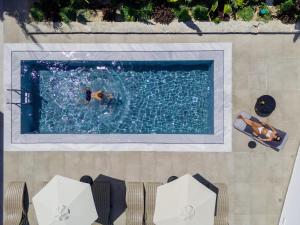 Vista de la piscina de Mika Villas & Suites o alrededores