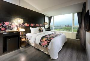 Кровать или кровати в номере Pokara Resort