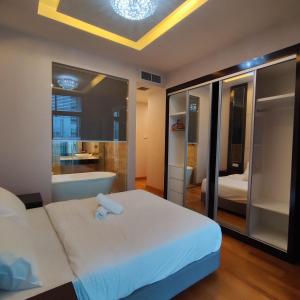 um quarto com uma cama grande e uma casa de banho em Dorsett Residence walk to Pavilion 1min with Bathtub and infinity pool em Kuala Lumpur
