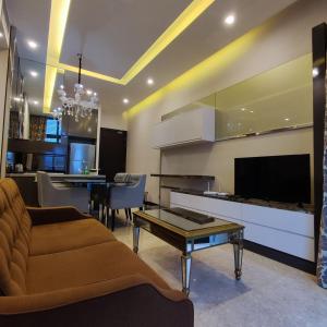 uma sala de estar com um sofá e uma mesa em Dorsett Residence walk to Pavilion 1min with Bathtub and infinity pool em Kuala Lumpur