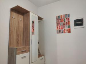 un armario en una habitación con una foto en la pared en Cozy near City Center Apartment! en Pristina