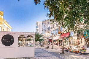 una strada cittadina con caffetteria aania sul lato della strada di Modern 3 bedrooms 3 bath apartment 5 minutes walk from the Santuary a Fátima