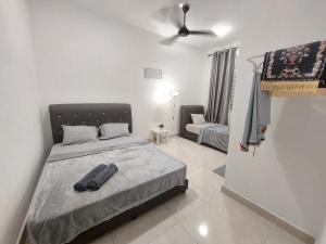 Anis Homestay Nilai في نيلاي: غرفة نوم بسرير واريكة