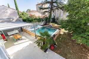 vista sul tetto di una piscina in un cortile posteriore di Maison au cœur de Valence avec parking privé a Valence