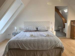 een slaapkamer met een groot bed op zolder bij La Pidellerie bord de Cher-Châteaux de la Loire in Véretz