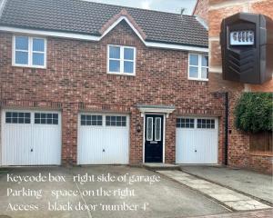 uma casa de tijolos com um lugar de estacionamento no número da porta preta à direita em The Gainsborough Mews-stylish & modern (sleeps 3) em Lincolnshire