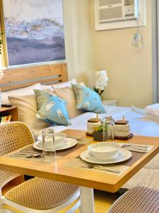 ダバオシティにあるCozy Studio in Metro Davao with W&D, Pool, & Gymのベッド上のテーブル