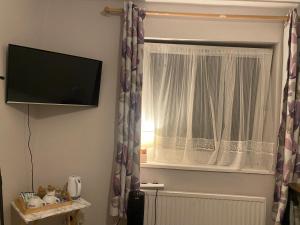 TV i/ili multimedijalni sistem u objektu One Double bedroom in a Shared apartment
