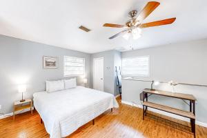 a bedroom with a bed and a ceiling fan at Sydney Spring Garden in Jacksonville