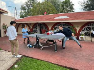 瓜達拉哈拉的住宿－Casa con alberca en Zapopan，打乒乓球的人