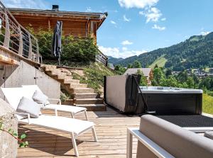einen Whirlpool auf einer Terrasse mit Treppen in der Unterkunft Luxury Chalet Espoir in Montriond