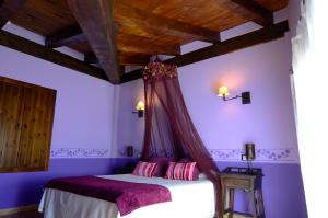A bed or beds in a room at La Posada De Santa Ana