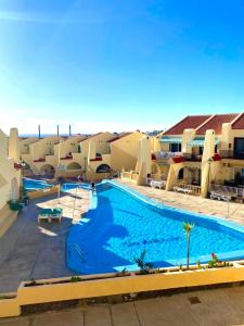 una gran piscina frente a un complejo en Mariposa Azul, en Adeje