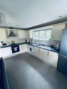 Una cocina o zona de cocina en Stunning 2-Bed Apartment in Crawley