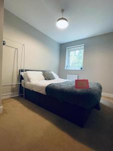 Cama o camas de una habitación en Stunning 2-Bed Apartment in Crawley