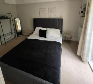 Cama o camas de una habitación en Stunning 2-Bed Apartment in Crawley